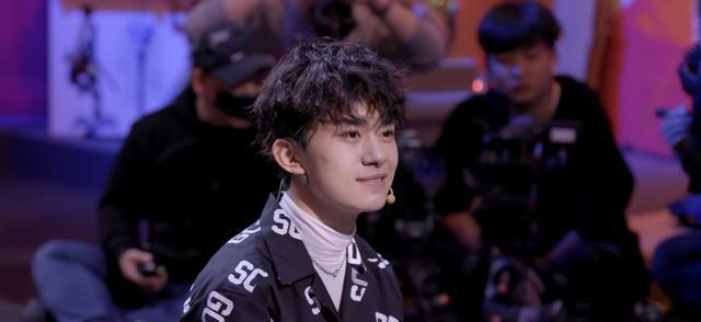 随着节目播出,易烊千玺在街舞方面的才华逐渐显露,队长大秀跟kinjaz