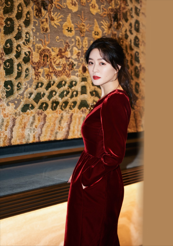 田海蓉状态太好了,穿紧身丝绒连衣裙显韵味,身材气质都是拔尖的