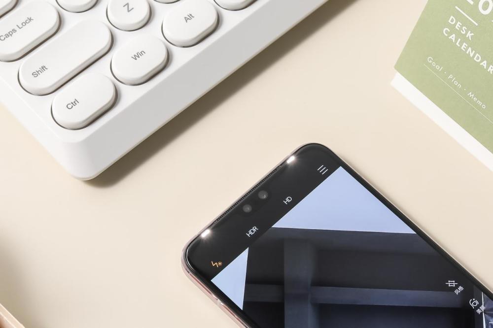 用户在使用手机的前置摄像头进行自拍时,往往会受到很多因素的影响