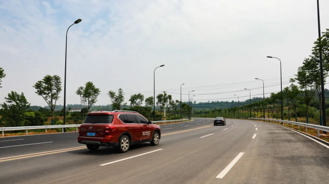 城投公司建设 车行路上,视野开阔 主线通车后 峡州大道的功能进一步