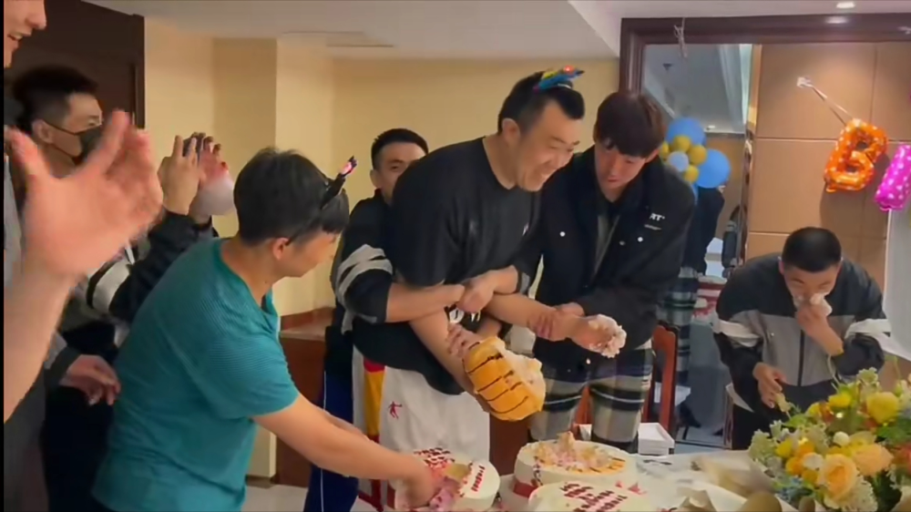 贺天举警告!韩德君庆生场面温馨,追逐打闹却让球迷很后怕