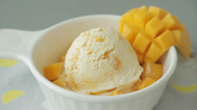 自己做一碗高颜值的水果冰淇淋,芒果味的,吃着很安心