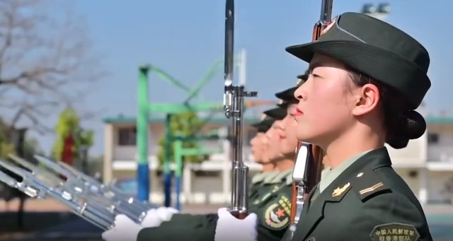 国庆大阅兵结束之后,张薇薇和张莉莉决定回去看望父母.