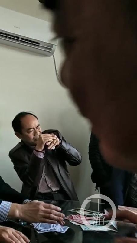 江西廣豐醫院院長被舉報接受下屬排隊送禮 不送者遭冷落打壓