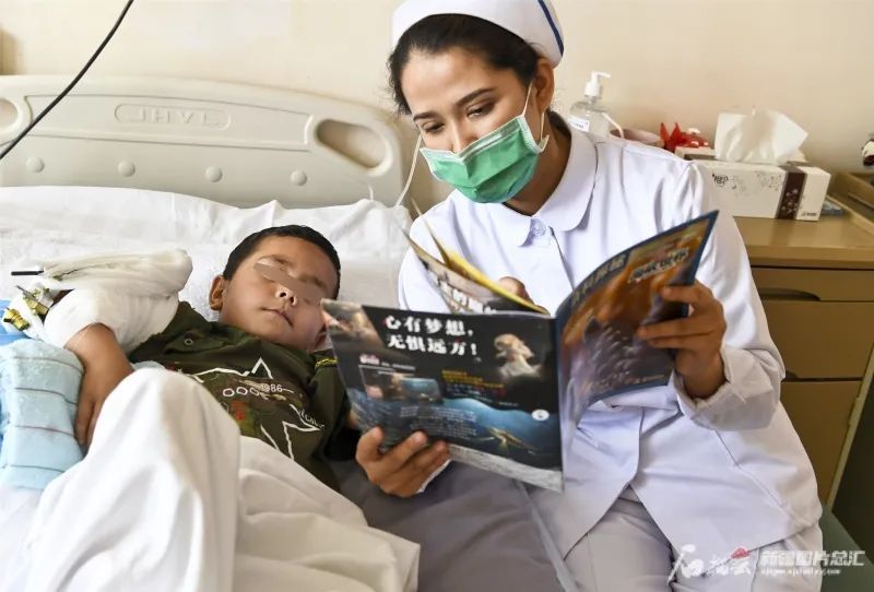 激发奋进力量】救助救治和田地区维吾尔族断臂男孩 在和田市引发热烈