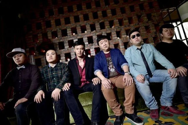 专访上层社会乐队主唱与网警合作普法副业是做女装大佬