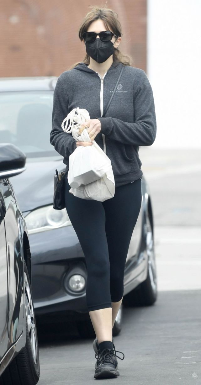 伊丽莎白·奥尔森外出健身,32岁状态真好,戴口罩也遮不住美貌