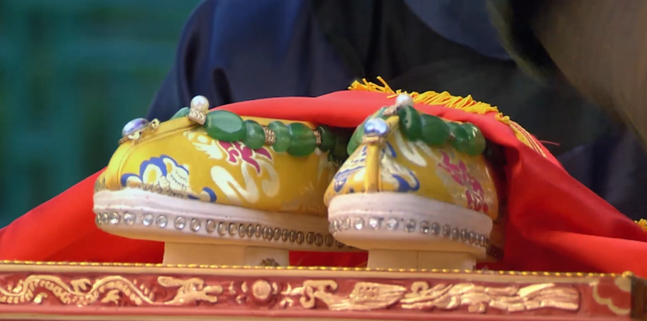 胶舒痕胶气味香甜,是由桃花,珍珠粉,鱼骨胶,蜂蜜,玉屑,琥珀,白獭髓