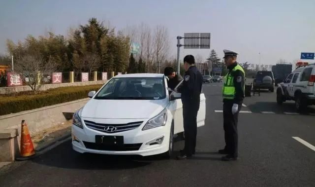 挂了临时车牌为啥还要扣分罚款交警罚的就是临时车牌