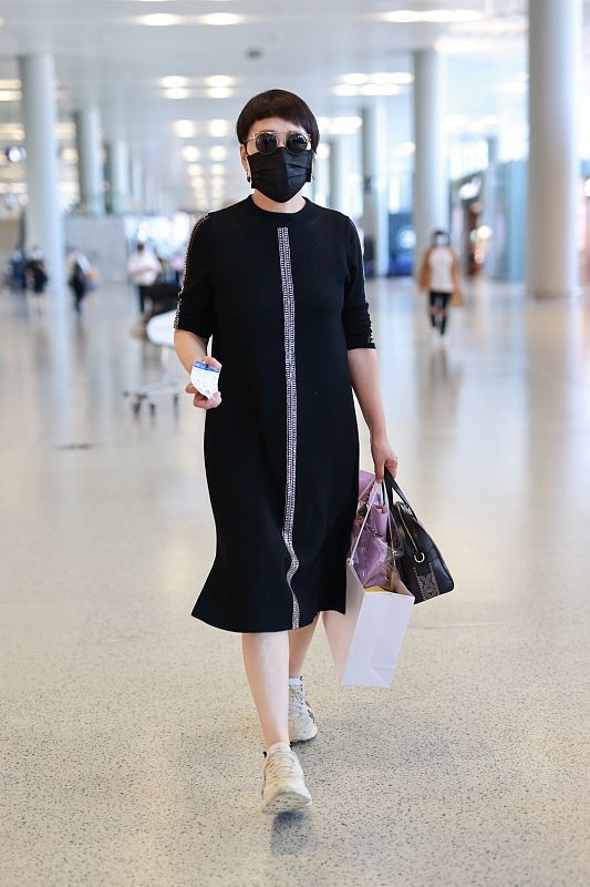 张凯丽走机场有老人样子穿长裙踩平底鞋整个人散发优雅气质