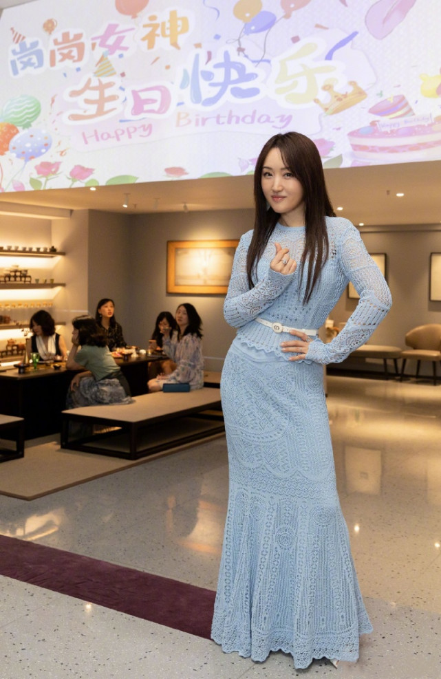 杨钰莹50岁生日收大束心形玫瑰,捧脸卖萌自称只有25