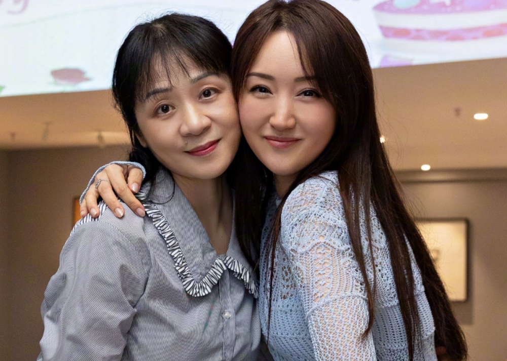 杨钰莹50岁生日收大束心形玫瑰,捧脸卖萌自称只有25