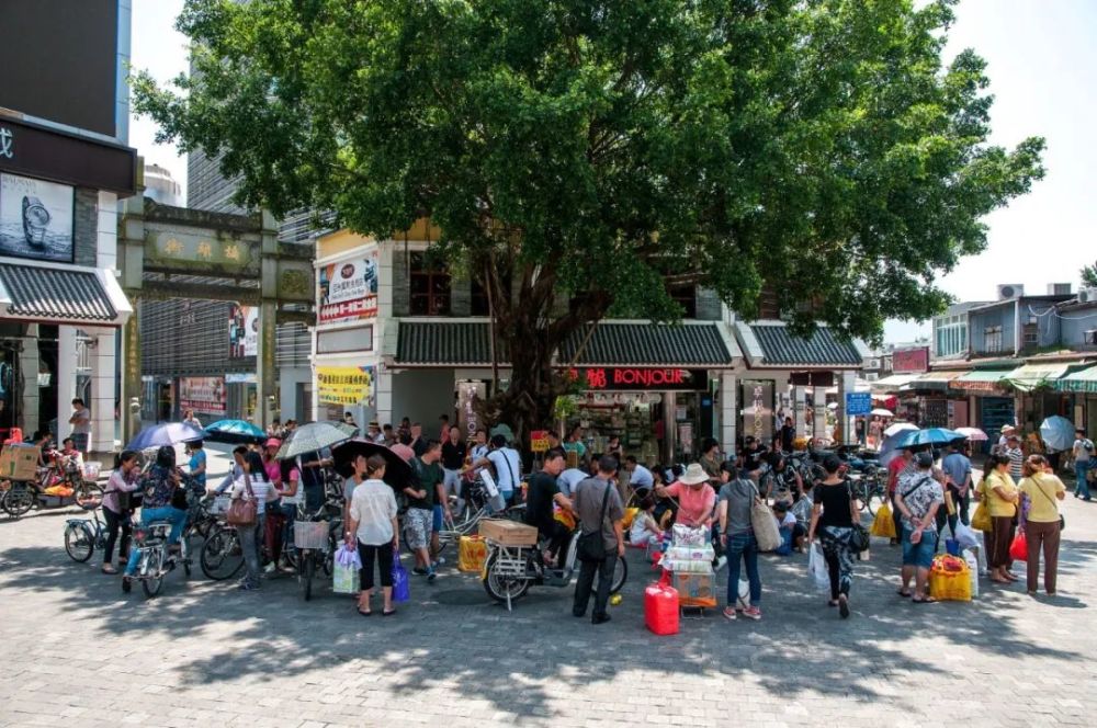 《书摘》记忆夹缝中的沙头角 中英街分界成东西方冷战象征
