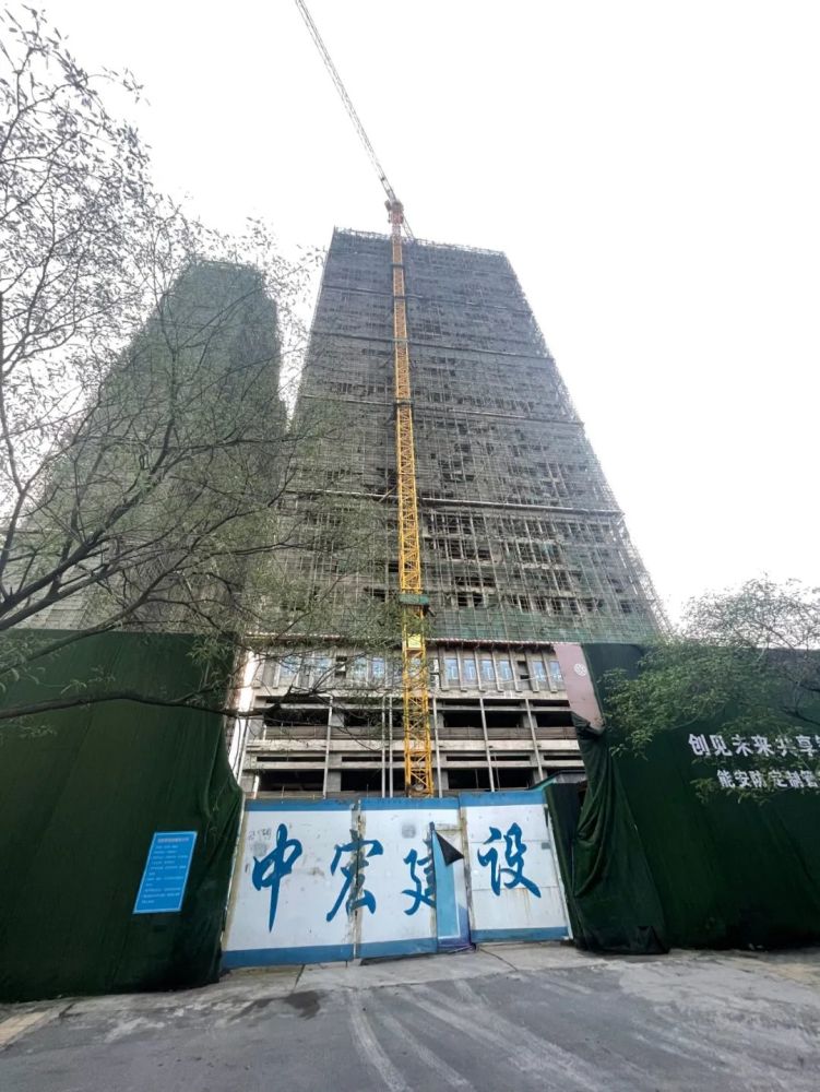 天宇盛世公馆只有一栋住宅,总共是240多户.