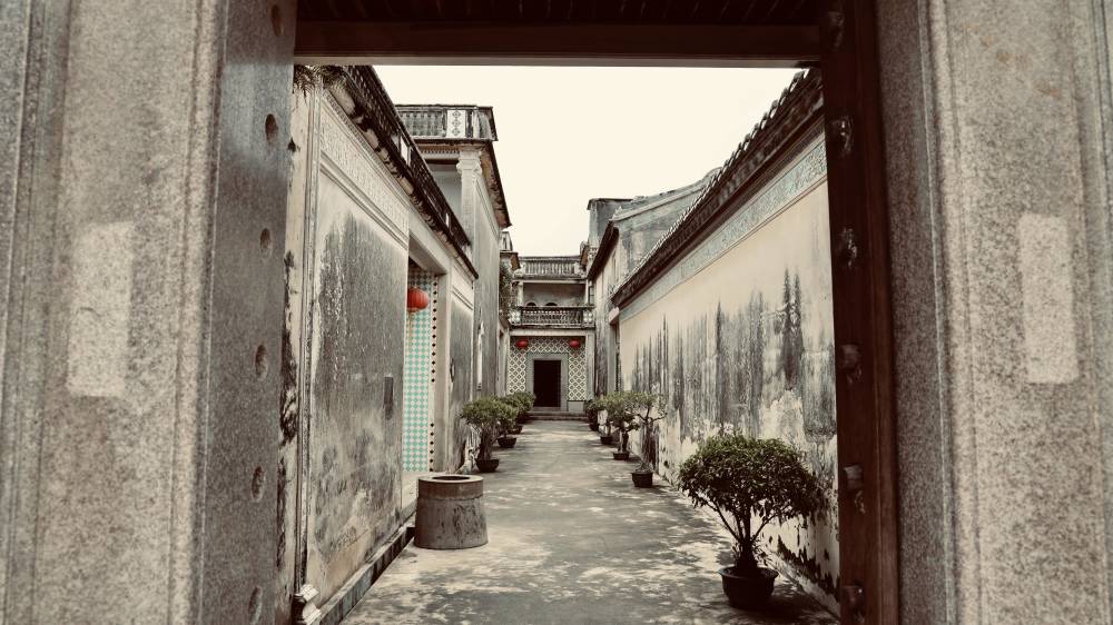 前美村的人们,都是在老厝里长大,这儿的厝cuò(潮汕话里房子的意思)