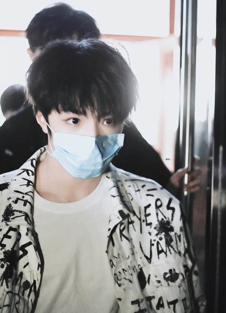 戴口罩的刘耀文被指撞脸王俊凯,网友傻傻分不清,小凯长了大众脸