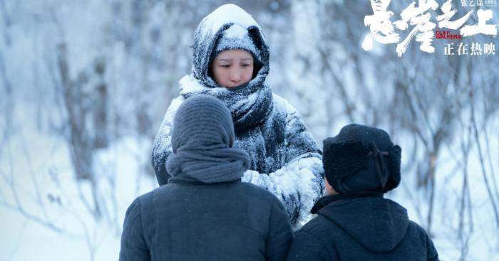 电影的亮点就是雪景,漫天大雪仿佛永冬无处不在,衬托当时的环境,让人
