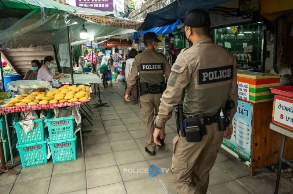 泰国警察的新制服,是不是更加性感呢?_腾讯新闻