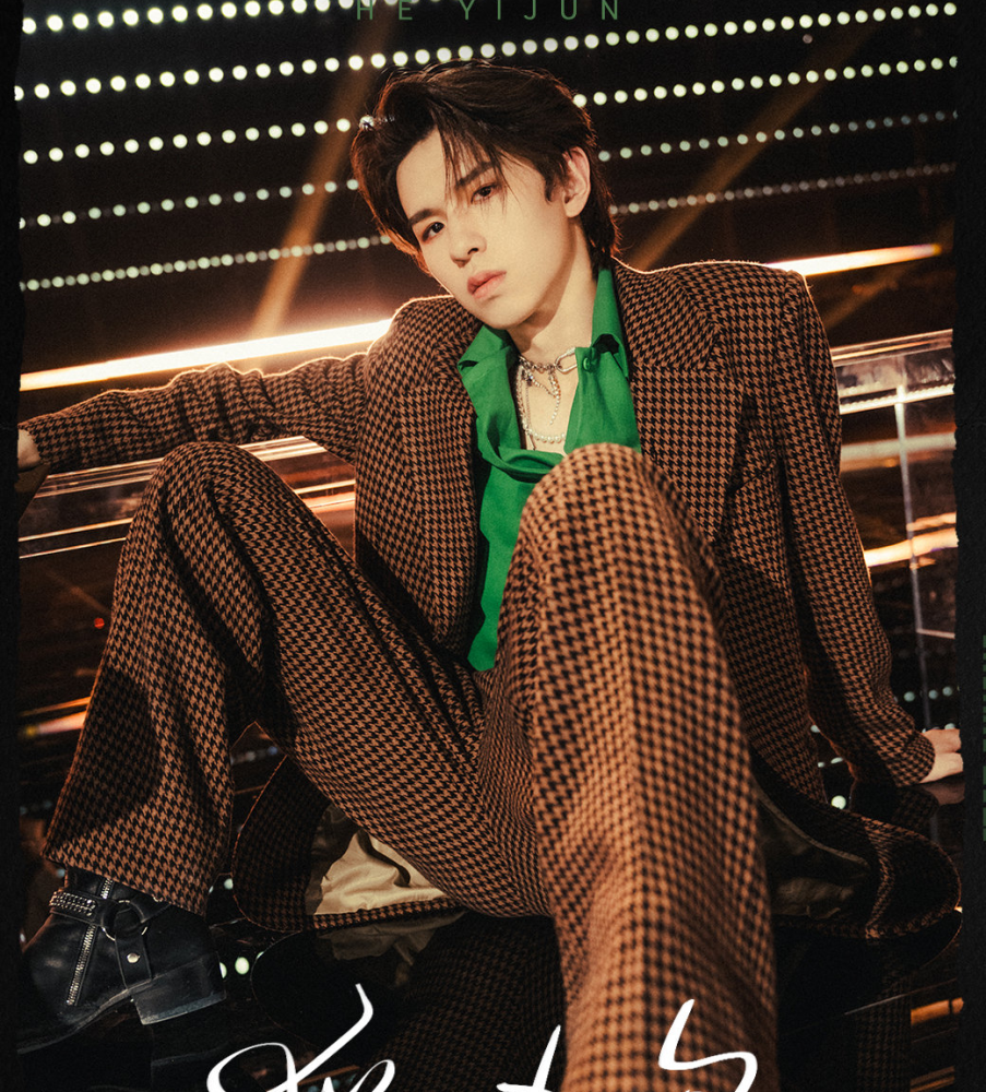 男的叫范臻尔,而且范臻尔和肖宇梁都曾是白色系公司旗下艺人