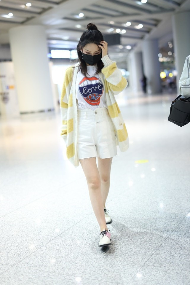 李沁上穿针织衫,下穿白色短裤出行,到底是在春天还是夏天?