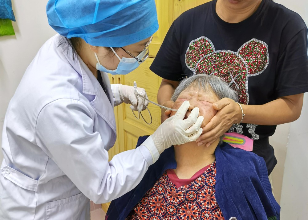 "胃管需从鼻腔送入到胃部,可蓝阿姨的双侧鼻腔狭窄非常难操作,住院时