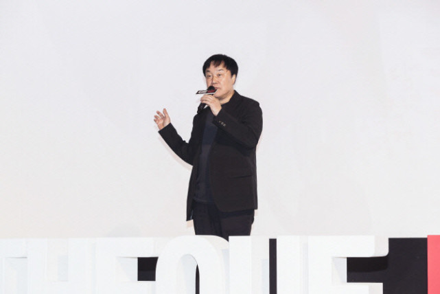 韩国金牌制作人李春连因心脏病猝死,病发时正在参加