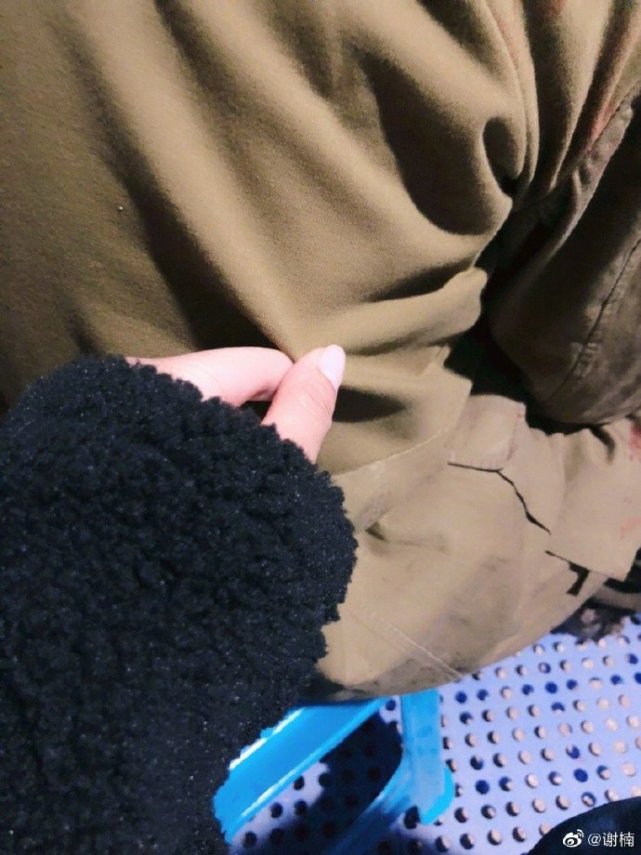 谢楠卡点庆与吴京结婚7周年,陪老公收工拉他衣角撒娇,超甜蜜