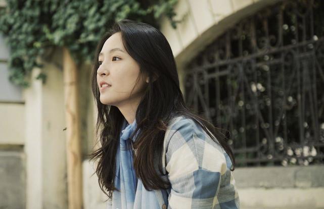 吴倩上《快乐大本营》造型,黑色衬衫配小白裙,一双中筒袜像个高中生