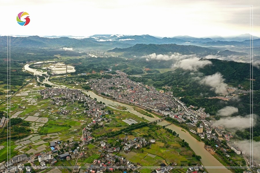 航拍铅山烟雨鹅湖山下风景迷人