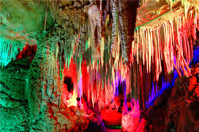 而且,特殊的地理地貌还孕育了特殊的地理景观——鲁山溶洞群(景区).