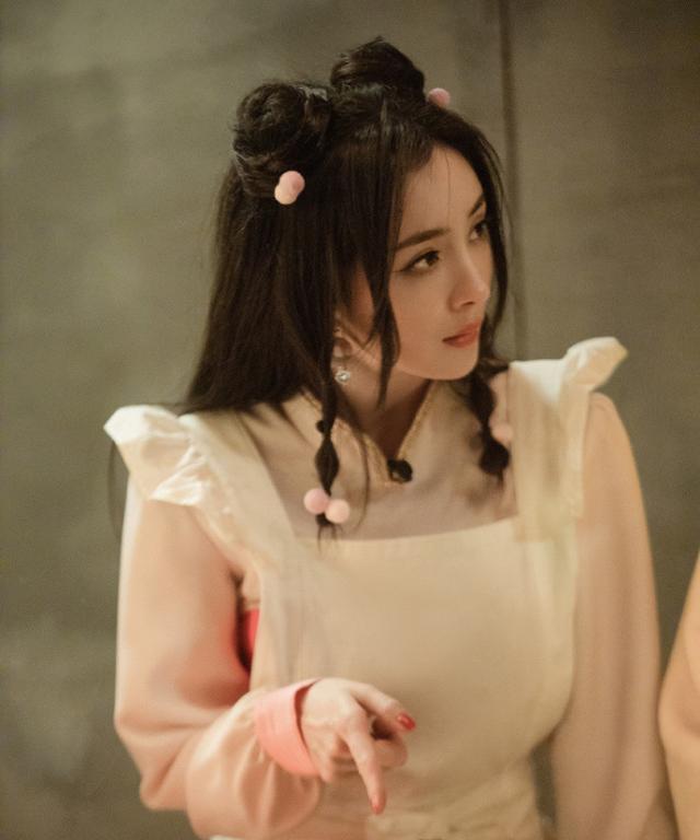 梦幻联动!杨幂扎丸子头cos珊璞,装扮粉嫩小蛮腰惹眼太迷人