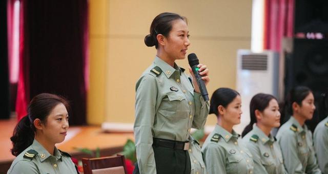 二,部分女兵可能會努力學習知識考上軍校,去往更高級的部門,也或者因