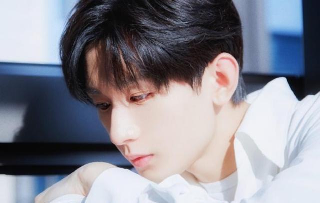 清秀俊人的成毅,一袭霸道总裁范儿,眼神撩人