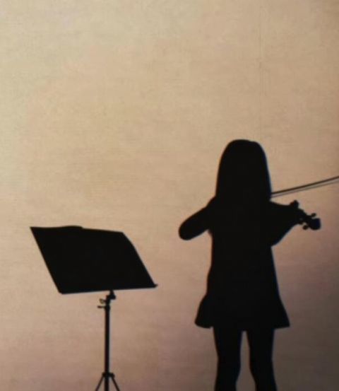 女生拉小提琴背影图片图片