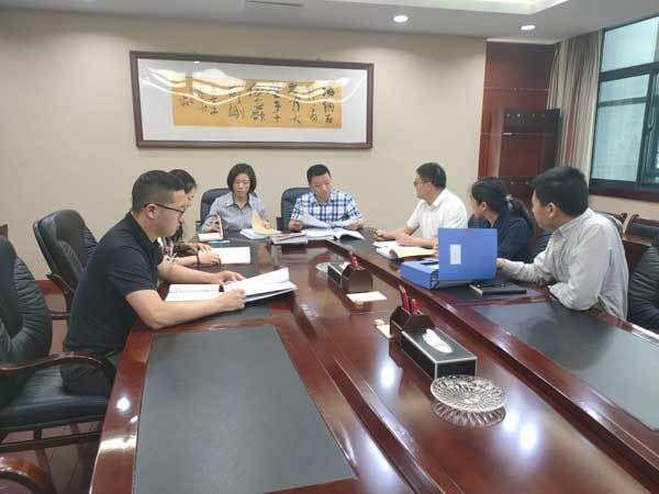 图为四川省纪委监委案件审理室工作人员围绕杨震案有关问题进行讨论.