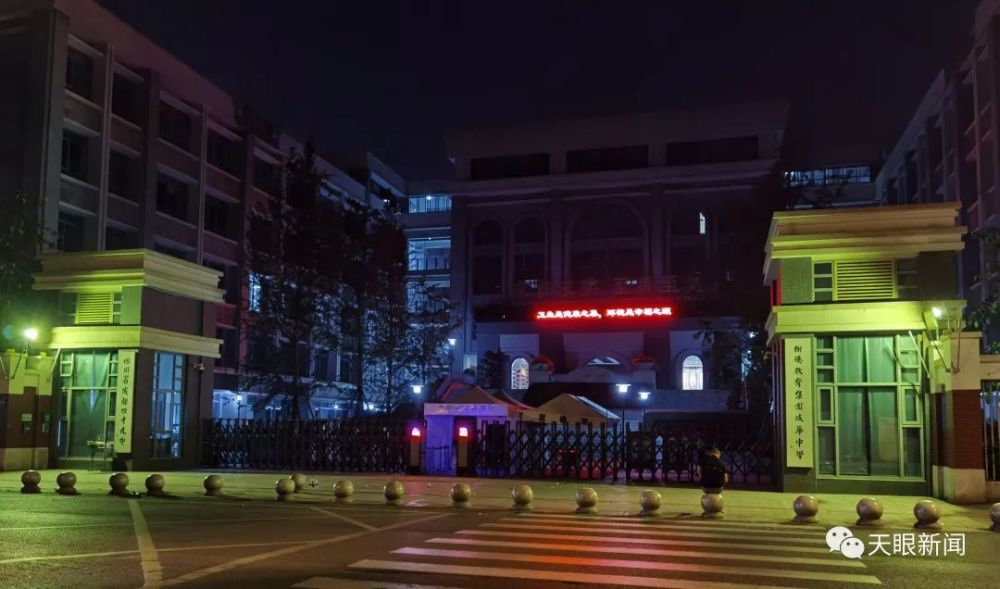 5月11日晚,距离成都市四十九中一名学生从该学校知行楼高空坠落身亡