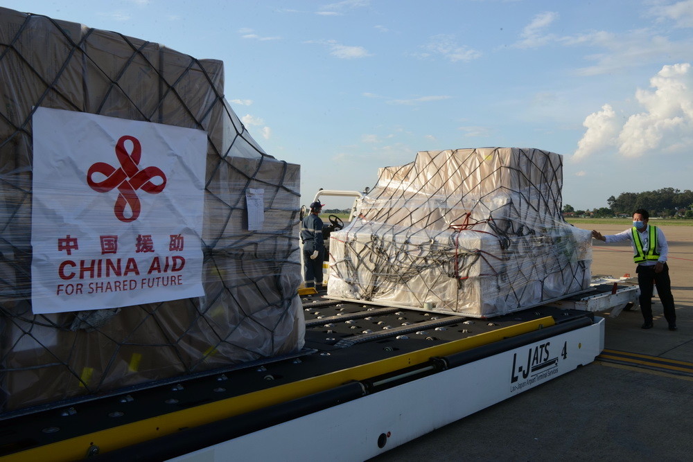 中国政府紧急援助老挝的抗击新冠肺炎物资10日由包机运抵万象瓦岱国际