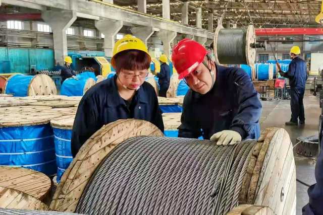 5月8日,宁夏恒力钢丝绳有限公司三车间里,生产一线工段长李志云在不同