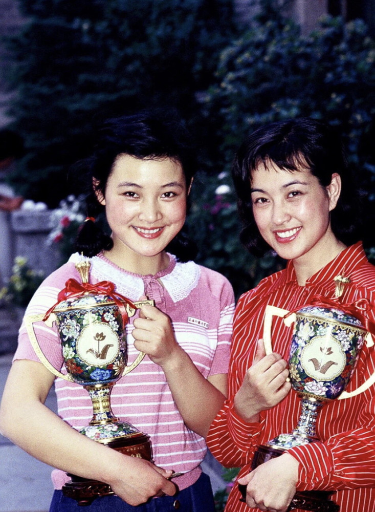 但陈冲身上有不少争议,一是1985年央视春晚时,陈冲说:"我旅居美国三年