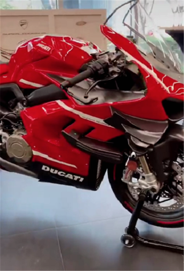 上海首台150万杜卡迪到货自带4片碳纤维风刃提车仪式感十足