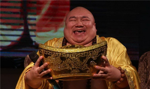 那位长相神似弥勒佛,被富婆看上请回家"供养"的小伙,如今怎样