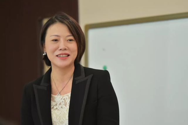 四川女首富诞生自己领着710万的年薪却选择嫁给了一个小导演