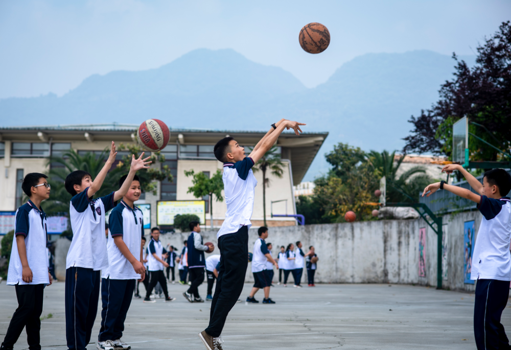 2021年5月,王震茂在体育课上打篮球2021年5月,王震茂在课堂上学习刚到