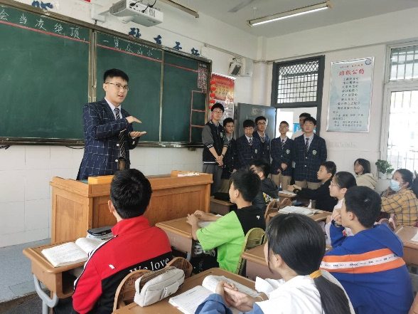 和平日一样,我们交完作业入座早读,这时,只见葛老师领着几个身着深蓝