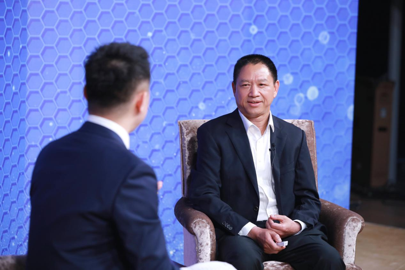 图为浙江寿仙谷医药股份有限公司董事长李明焱在接受新华网"中国企业