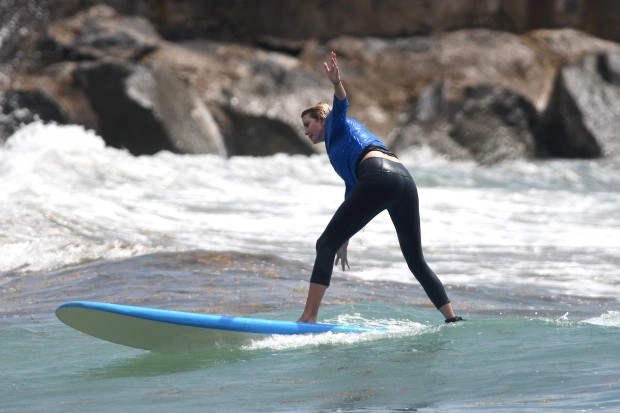 伊万卡学冲浪浑身湿透开怀大笑心情好