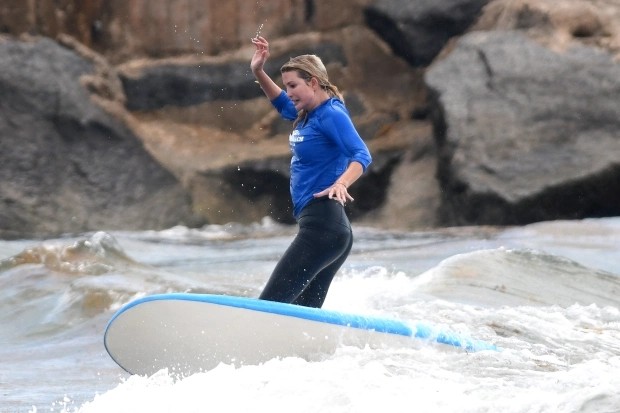 伊万卡学冲浪浑身湿透 开怀大笑心情好