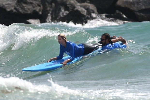 伊万卡学冲浪浑身湿透 开怀大笑心情好_腾讯新闻