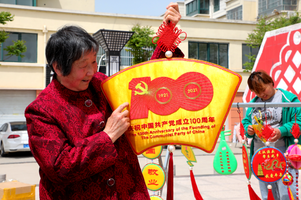 在建党一百周年到来之际,我绣这些刺绣,就是表示对党的热爱和感激之情