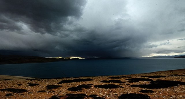 通往地狱的西藏鬼湖周边寸草不生湖岸堆堆白骨牧民避之不及